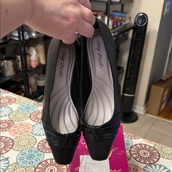Easy Street Black Heels 9W - Picture 4 of 7